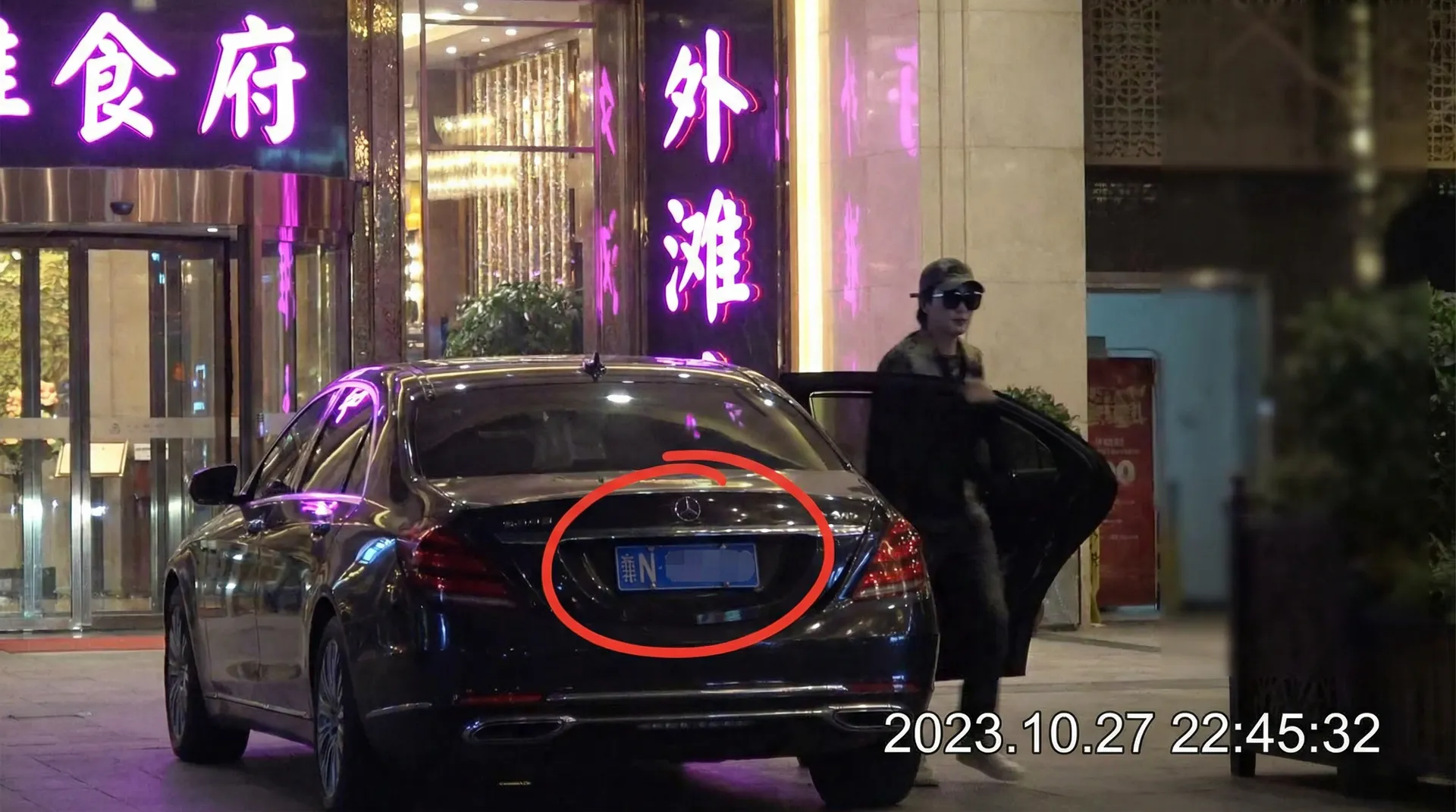 暗网黑料 - 豪车餐厅外被拍